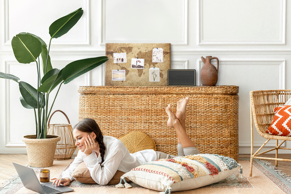 Kurkbord met een kaart van de oude wereld op een bronzen achtergrond