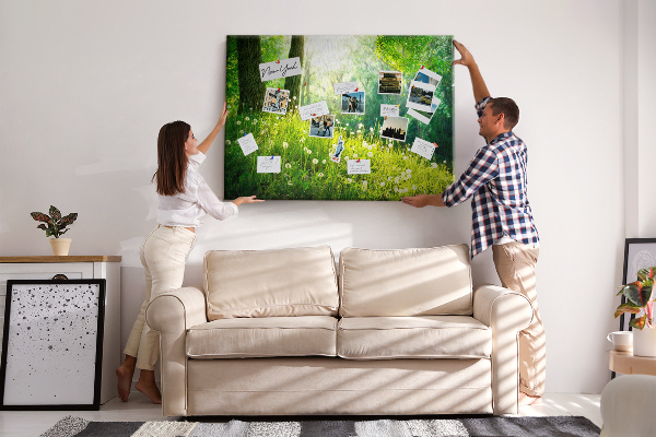 Kurk prikbord met een afbeelding van een groen bos met bloeiende paardenbloemen