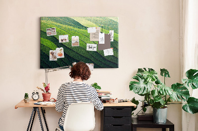 Kurken prikbord met een patroon van groene golven en aardse texturen