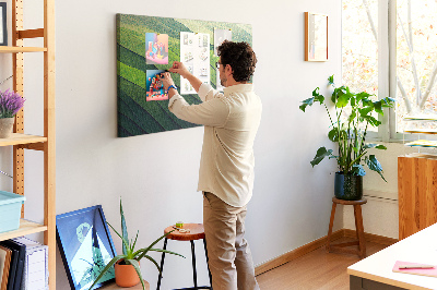 Kurken prikbord met een patroon van groene golven en aardse texturen