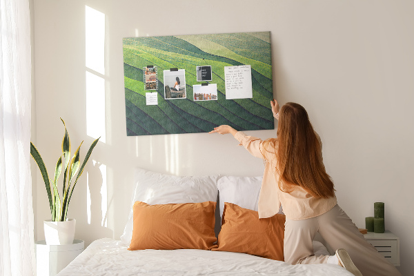 Kurken prikbord met een patroon van groene golven en aardse texturen