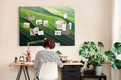 Kurken prikbord met een patroon van groene golven en aardse texturen
