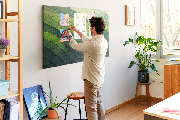 Kurken prikbord met een patroon van groene golven en aardse texturen