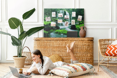 Prikbord met een groene waterval in een weelderige jungle