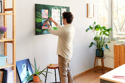 Prikbord met een groene waterval in een weelderige jungle