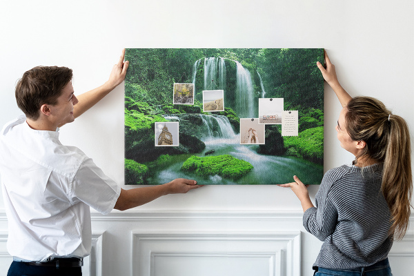 Prikbord met een groene waterval in een weelderige jungle
