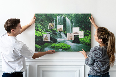 Prikbord met een groene waterval in een weelderige jungle