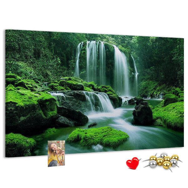 Prikbord met een groene waterval in een weelderige jungle