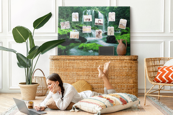 Prikbord met een groene waterval in een weelderige jungle