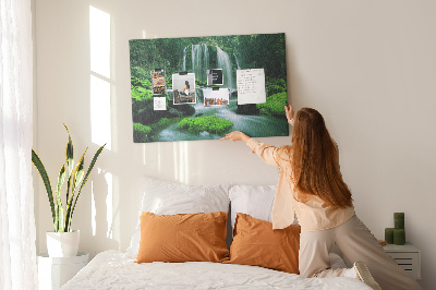 Prikbord met een groene waterval in een weelderige jungle