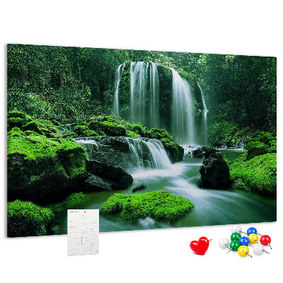 Prikbord met een groene waterval in een weelderige jungle