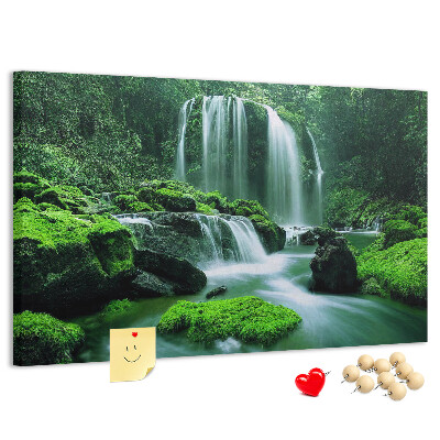 Prikbord met een groene waterval in een weelderige jungle