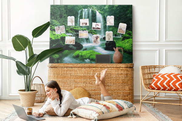 Prikbord met een groene waterval in een weelderige jungle