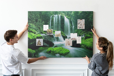 Prikbord met een groene waterval in een weelderige jungle