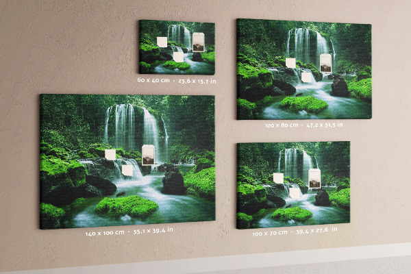Prikbord met een groene waterval in een weelderige jungle