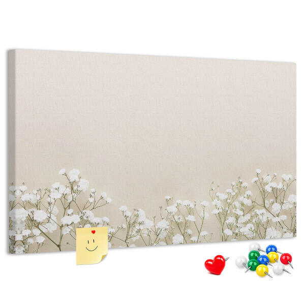 Kurken prikbord met een print van fijne bloemen op een neutrale achtergrond