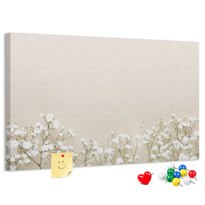Kurken prikbord met een print van fijne bloemen op een neutrale achtergrond