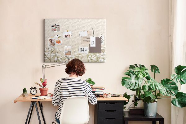 Kurken prikbord met een print van fijne bloemen op een neutrale achtergrond