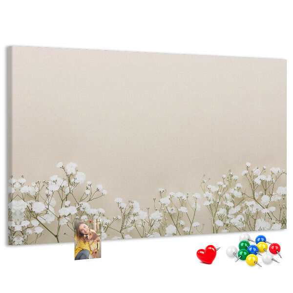 Kurken prikbord met een print van fijne bloemen op een neutrale achtergrond