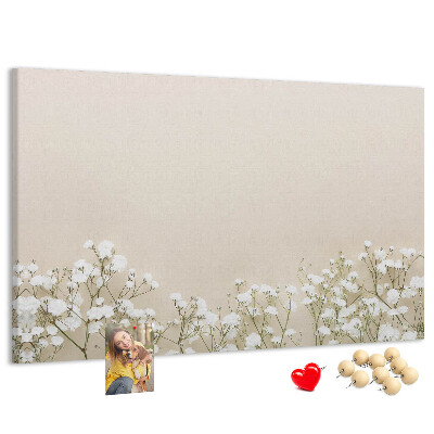 Kurken prikbord met een print van fijne bloemen op een neutrale achtergrond