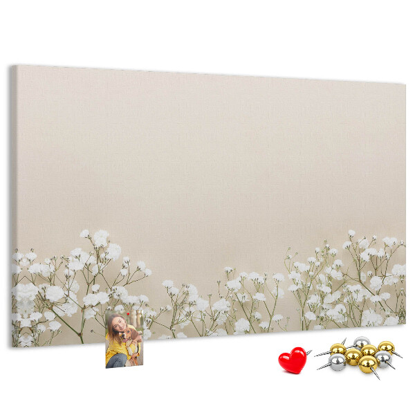 Kurken prikbord met een print van fijne bloemen op een neutrale achtergrond
