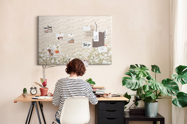 Kurken prikbord met een print van fijne bloemen op een neutrale achtergrond