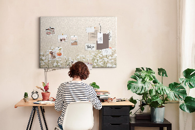 Kurken prikbord met een print van fijne bloemen op een neutrale achtergrond
