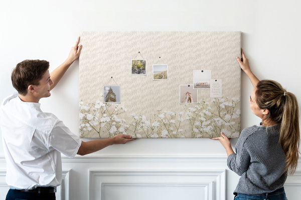 Kurken prikbord met een print van fijne bloemen op een neutrale achtergrond