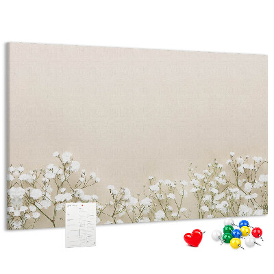 Kurken prikbord met een print van fijne bloemen op een neutrale achtergrond