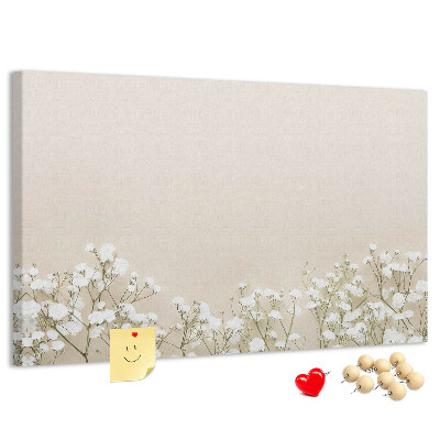 Kurken prikbord met een print van fijne bloemen op een neutrale achtergrond