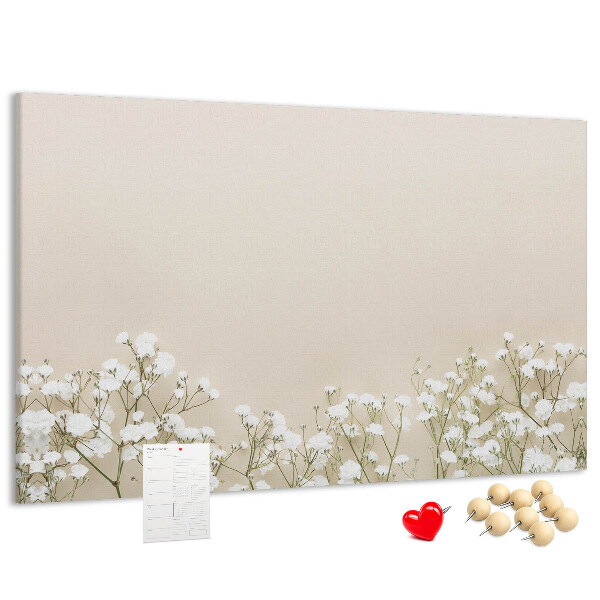 Kurken prikbord met een print van fijne bloemen op een neutrale achtergrond