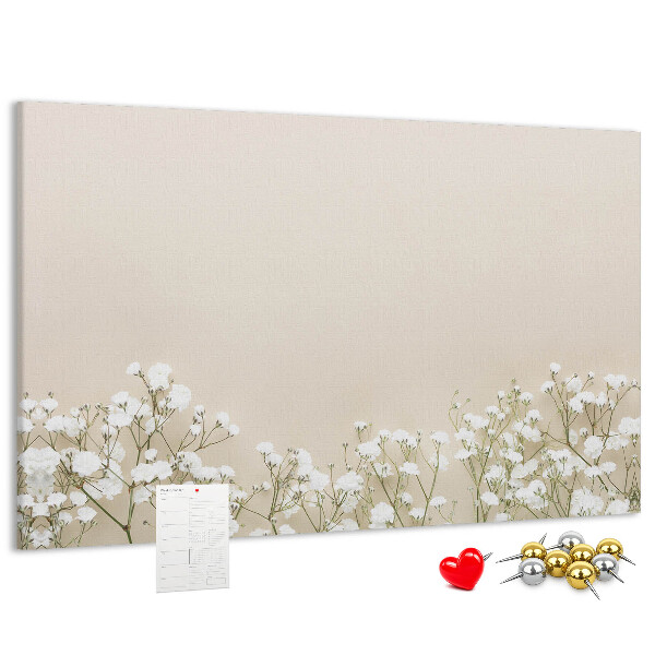Kurken prikbord met een print van fijne bloemen op een neutrale achtergrond