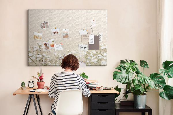 Kurken prikbord met een print van fijne bloemen op een neutrale achtergrond