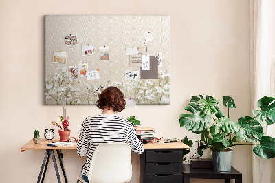 Kurken prikbord met een print van fijne bloemen op een neutrale achtergrond