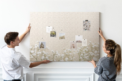 Kurken prikbord met een print van fijne bloemen op een neutrale achtergrond
