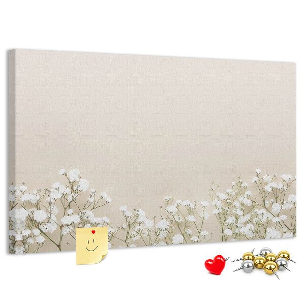 Kurken prikbord met een print van fijne bloemen op een neutrale achtergrond