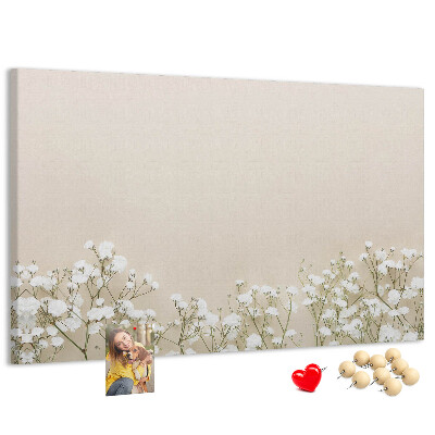 Kurken prikbord met een print van fijne bloemen op een neutrale achtergrond