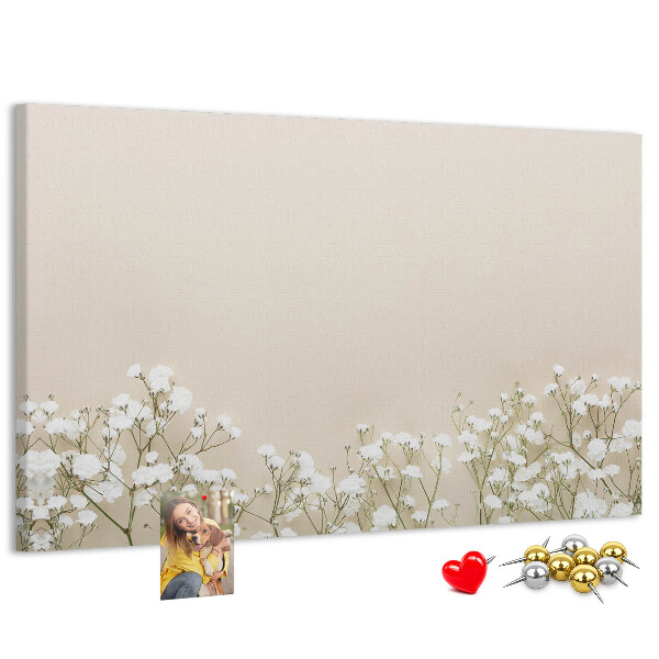 Kurken prikbord met een print van fijne bloemen op een neutrale achtergrond