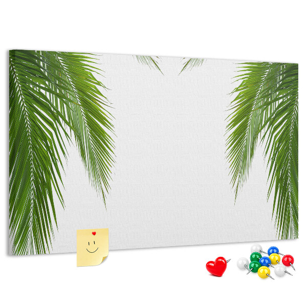 met een print van palmbladeren op een witte achtergrond