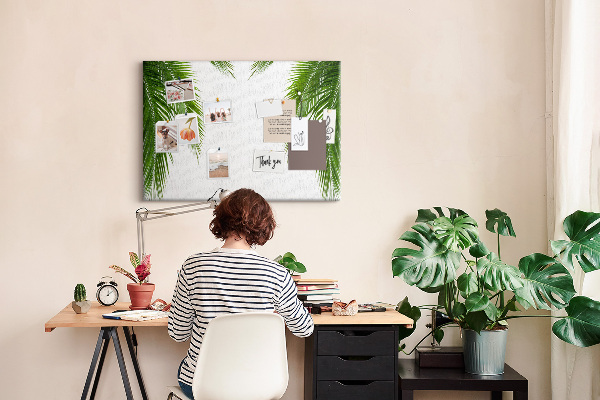 Prikbord met een print van palmbladeren op een witte achtergrond