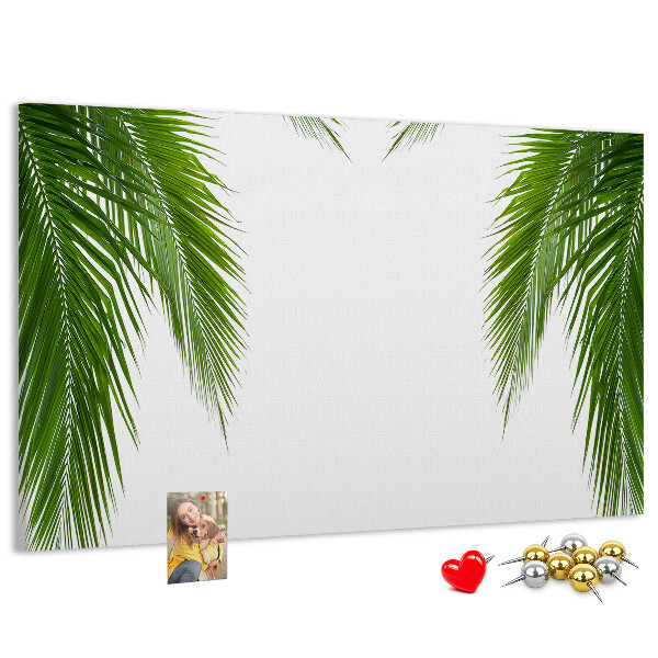 Prikbord met een print van palmbladeren op een witte achtergrond