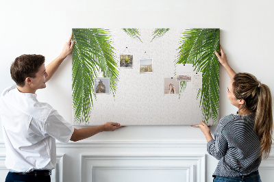 Prikbord met een print van palmbladeren op een witte achtergrond