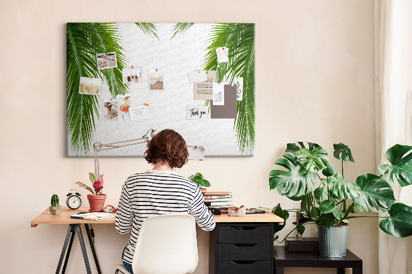 Prikbord met een print van palmbladeren op een witte achtergrond