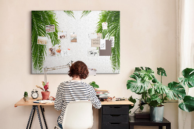 Prikbord met een print van palmbladeren op een witte achtergrond
