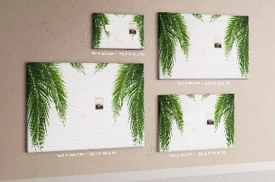 Prikbord met een print van palmbladeren op een witte achtergrond