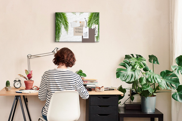 Prikbord met een print van palmbladeren op een witte achtergrond
