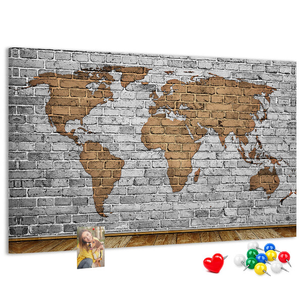 Kurkbord wereldkaart op een bakstenen muur