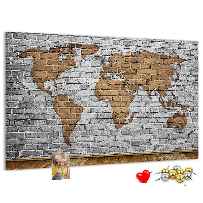 Kurkbord wereldkaart op een bakstenen muur
