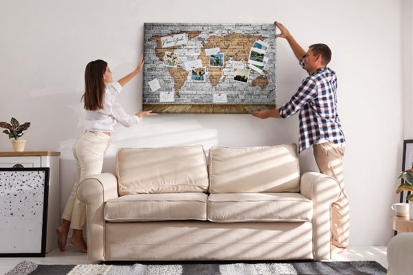 Kurkbord wereldkaart op een bakstenen muur