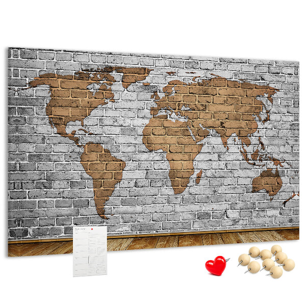 Kurkbord wereldkaart op een bakstenen muur